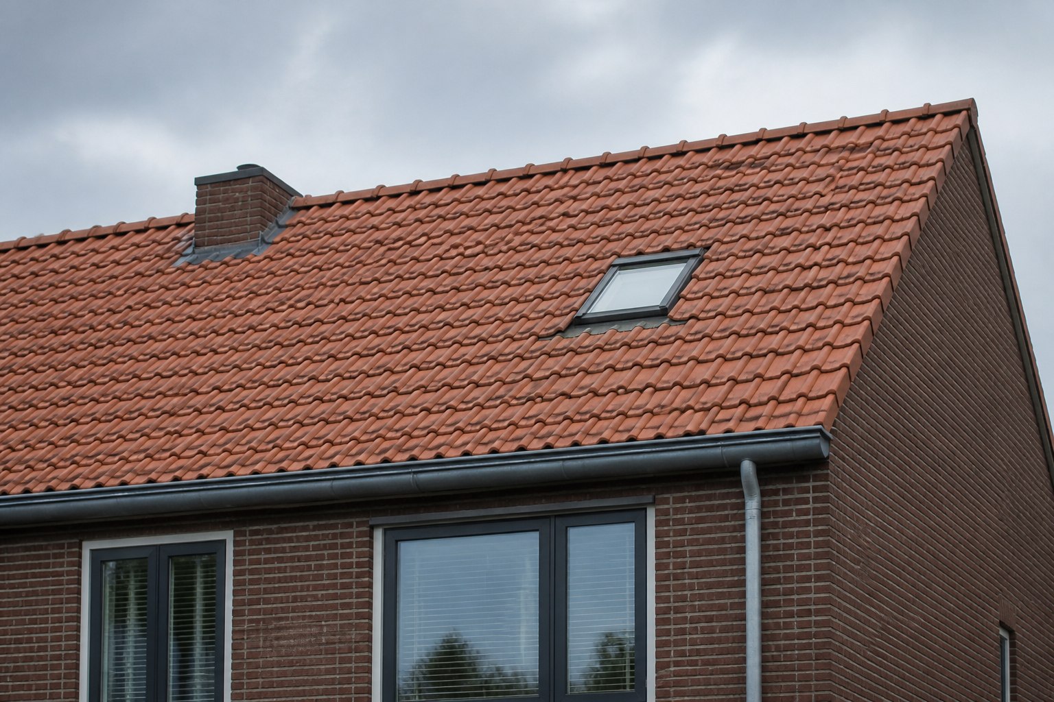 Verzorgd Nederlands pannendak met dakraam