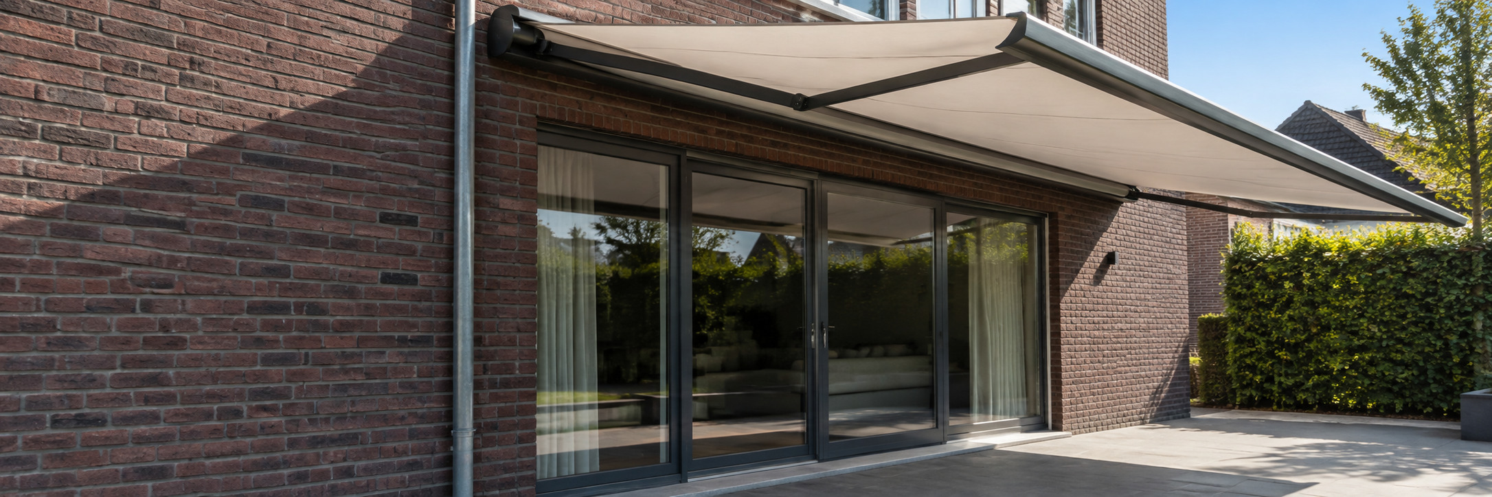 Subtiele buitenzonwering aan een Nederlandse woning