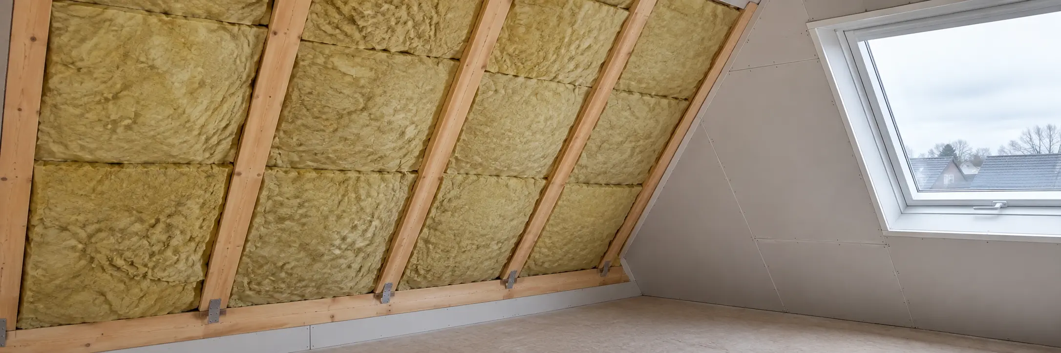 Dakisolatie tussen houten balken in een Nederlandse woning