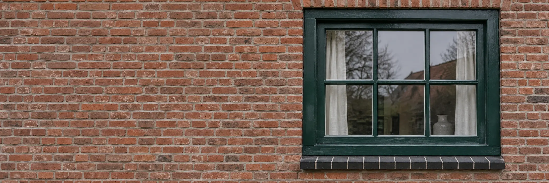 Houten kozijnen bij een Nederlandse woning